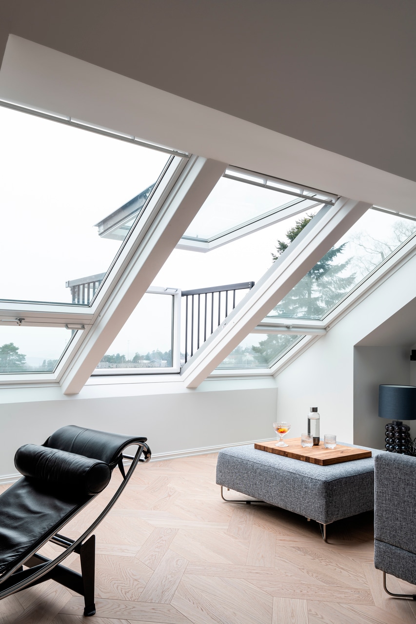 Profesjonalny zespół monterów instalujących okna dachowe